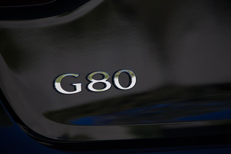 Логотип Genesis G80 Sport 2017 года  (NA) (фото 8 из 94)